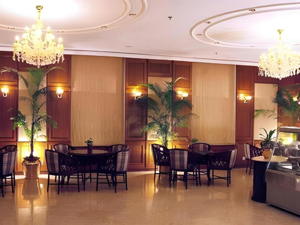 Hotel Ruposhi Bangla Дакка Экстерьер фото