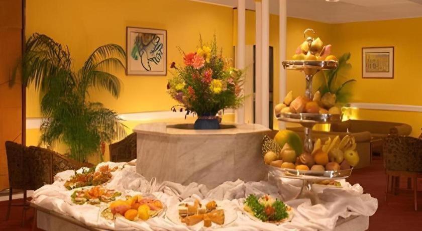 Hotel Ruposhi Bangla Дакка Экстерьер фото