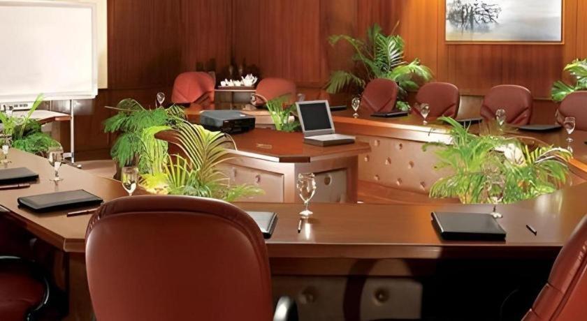 Hotel Ruposhi Bangla Дакка Экстерьер фото