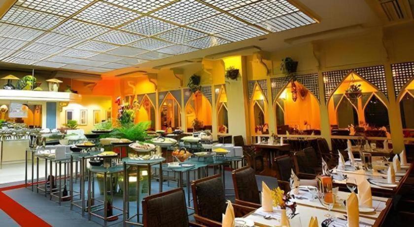 Hotel Ruposhi Bangla Дакка Экстерьер фото