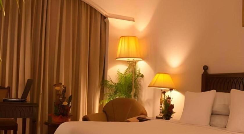 Hotel Ruposhi Bangla Дакка Экстерьер фото